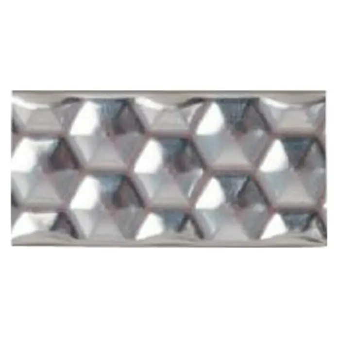 Perfil en U decorativo 3D Hexágonos - Plateado, 2,5 m x 8 mm - Primer plano de metal plateado repujado con un patrón de pirámide hexagonal, que muestra un diseño moderno e industrial.