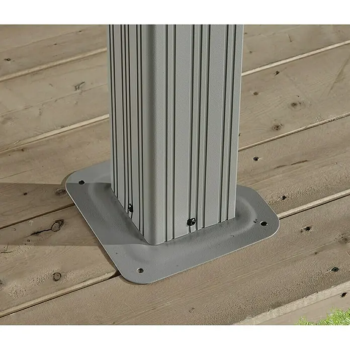 Sojag Standard-Pavillon Messina - B x T: 483 x 363 cm, Farbe Gestell: Champagner, Aluminium - Nahaufnahme einer grauen Säulenbasis, die auf einem Holzdeck befestigt ist und Stabilität und sichere Befestigung gewährleistet.