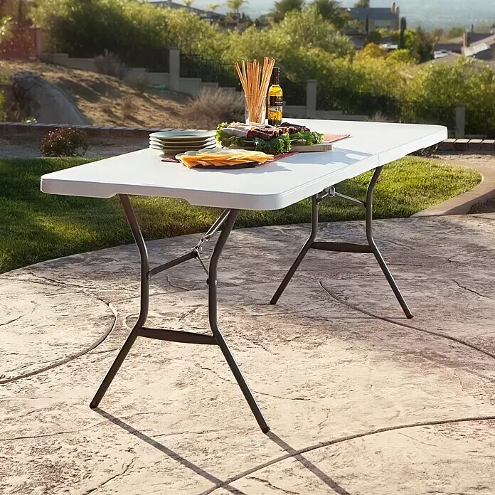 Lifetime Gartentisch - L x B x H: 183 x 76 x 74 cm, Polyethylen, Stahl, Rechteckig, Weiß - Weißer Klapptisch mit Metallbeinen draußen aufgebaut, mit Essen für ein Treffen.