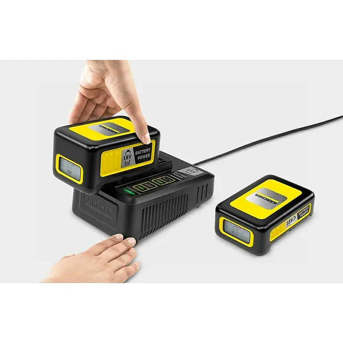 Kärcher Schnellladegerät Battery Power 18 V - Passend für: Kärcher Li-Ionen-Akkus 18 V Battery Power - Abbildung eines Kärcher Akku-Ladegeräts mit zwei Akkus, einer wird gerade geladen.
