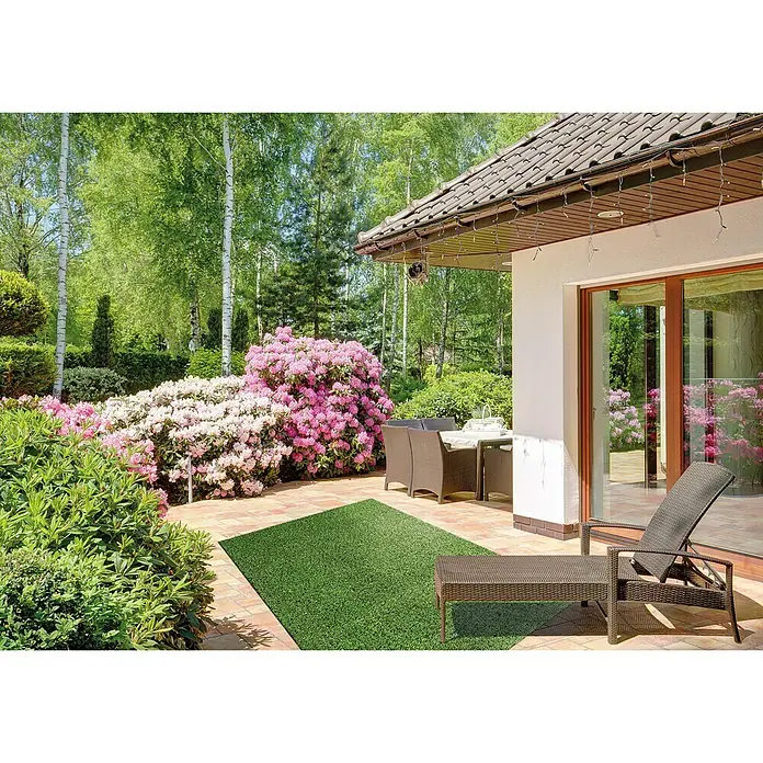 Classis Carpets Infinity Grass Rasenteppich World of Colors - 200 x 133 cm, Ultimate Green - Kunstrasenmatte auf der Terrasse mit Gartenmöbeln. Sieht aus wie echter Rasen, perfekt für Ihren Außenbereich.