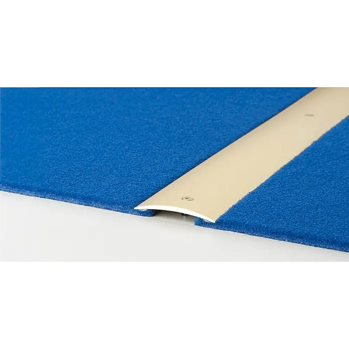 LOGOCLIC Übergangsprofil 136 - Sahara, 1 m x 40 mm x 4,6 mm, Montageart: Schrauben - Nahaufnahme eines Übergangsprofils zwischen zwei blauen Teppichböden, das einen sauberen Übergang und Schutz bietet.