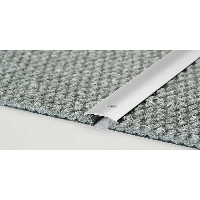 LOGOCLIC Übergangsprofil 130 - Silber, 2,7 m x 30 mm x 3,9 mm, Montageart: Schrauben - Nahaufnahme eines silbernen Übergangsprofils zwischen zwei grauen Teppichböden, das einen sauberen Übergang schafft.
