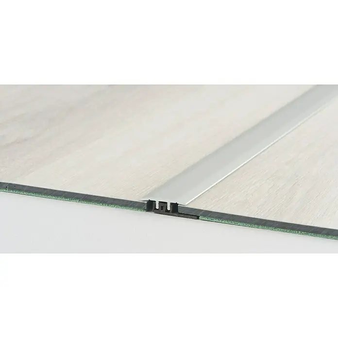 LOGOCLIC Übergangsprofil 322 - Silber, 2,7 m x 27 mm, Montageart: Stecken - Das Bild zeigt ein Bodenprofil in Silber, das zwischen zwei hellen Laminatböden eingesetzt ist. Die Verbindung schafft einen sauberen Übergang.