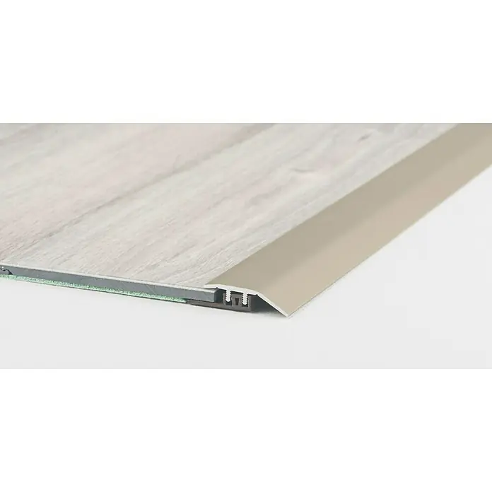 LOGOCLIC Anpassprofil 323 - Edelstahl matt, 0,9 m x 34 mm, Montageart: Stecken - Detailaufnahme eines Bodenprofils in Beige, das eine saubere Kante zu einem hellen Holzboden schafft. Ideal für Übergänge und Abschlüsse.