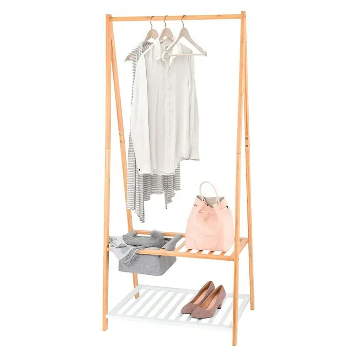 Perchero de pie con cesto de almacenaje - L x An x Al: 45 x 70 x 160 cm, Bambú/blanco - Un perchero de madera con ropa, un bolso y zapatos. El perchero incluye dos estantes para almacenamiento adicional.