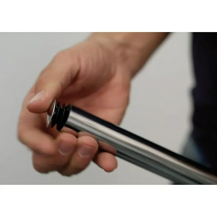 Easy Connect Wandhalter-Set - Passend für: Easy Connect Regalsystem, Chrom, 1 Stk. - Nahaufnahme einer Hand, die ein glänzendes, silbernes Metallrohr mit einem schwarzen Gummistopfen am Ende hält.