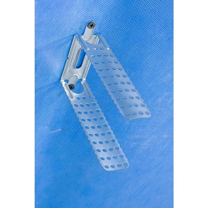 Knauf Blechschraube - Durchmesser Kopf: 3,5 mm, Länge: 9 mm, 100 Stk. - Eine silberne Halterung mit zwei Kunststoffstreifen, die mit kleinen Löchern versehen sind, befestigt an einem blauen Stoff.