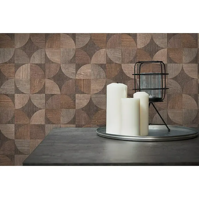 A.S. Création Metropolitan Stories Vliestapete Holzdesign - Dunkelbraun, Holzoptik, 10,05 x 0,53 m - Stilvolle Dekoration: Drei weiße Kerzen und ein dekorativer Kerzenhalter auf einem silbernen Tablett vor einer Holzmuster-Tapete.