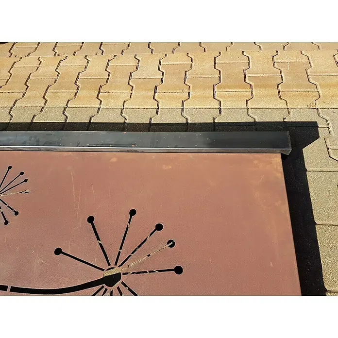 Jabo-Design Zaunpfosten Außen - 6 x 240 cm - Rostfarbene Stahlplatte mit Aussparungen und schwarzem Rahmen, ideal für den Garten. Dekoratives Element für stilvolle Akzente im Außenbereich.