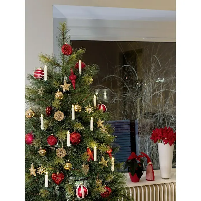 Konstsmide LED-Weihnachtskerzen Baumbeleuchtung - Weiß, Lichtfarbe: Warmweiß, 10 Stk., IP20 - Weihnachtlicher Tannenbaum geschmückt mit roten und goldenen Kugeln, Lichtern und Sternen, festliche Dekoration im Innenraum für die Weihnachtszeit.