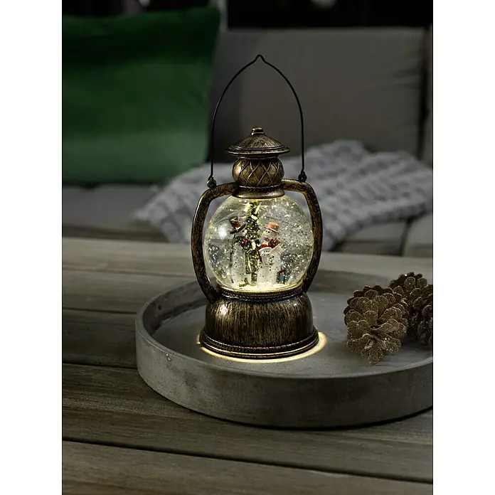 Konstsmide LED-Schneelaterne Schneemannfamilie - Innen, Braun, 12,7 x 10,8 x 20 cm, Schneemann, Batteriebetrieben - Stimmungsvolle Schneekugel-Laterne: Weihnachtliche Dekoration mit Schneemann, Tannenbaum und warmem Licht für festliche Atmosphäre in jedem Raum.