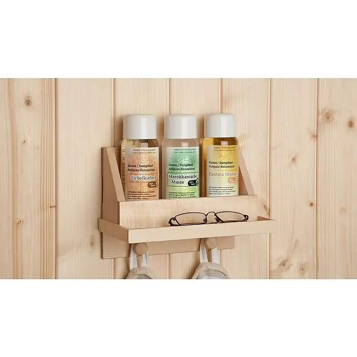 Weka Aufgusskonzentrat-Set - 3 Stk., Mit Wandregal - Drei Flaschen Sauna-Aufguss-Konzentrat (Zirbelkiefer, Marokkanische Minze, Exotica Orange) auf einem Holzregal mit Handtüchern.
