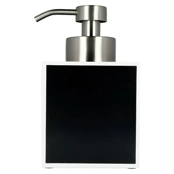 Camargue Couture Seifenspender - Groß, Polyresin, Schwarz/Weiß - Nahaufnahme eines schwarzen, quadratischen Seifenspenders mit einem silbernen Pumpkopf auf einem schwarzen Hintergrund.