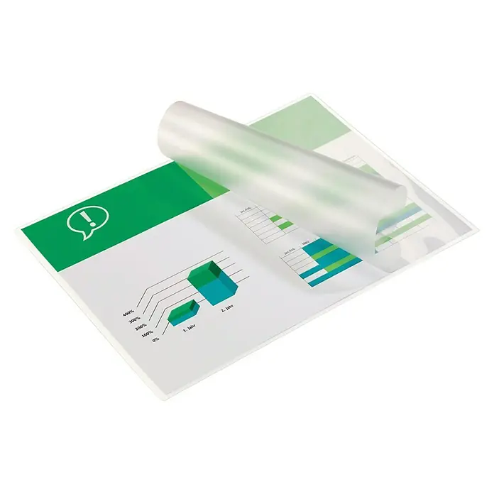 Laminiertasche - B x H: 216 x 303 mm, 25 Stk. - Eine Präsentationsfolie liegt auf einem Blatt Papier mit Diagrammen und Grafiken.