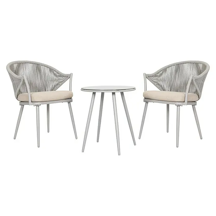 Sunfun Conjunto de muebles Gina - 3 pzs., Acero/Cuerda sintética, Beige/Gris - Dos sillones de ratán grises con cojines beige y una mesa blanca. Elegante conjunto de muebles de exterior para momentos relajantes.
