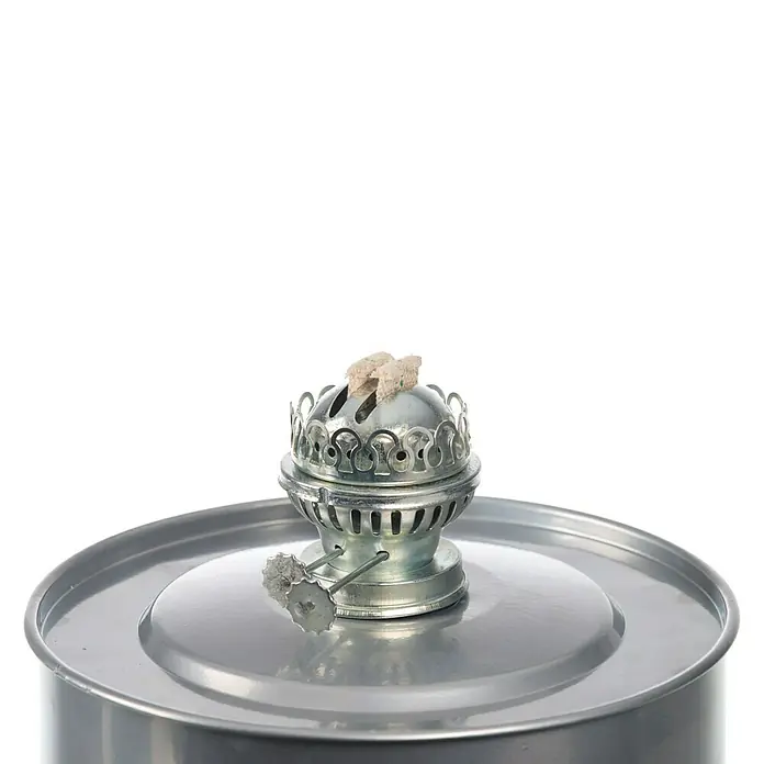 Nature Gewächshaus-Heizung - 30 x 30 x 41 cm - Nahaufnahme einer polierten Metall-Öllampe mit dekorativem Dochtregler, perfekt für stimmungsvolle Beleuchtung und elegantes Dekor.