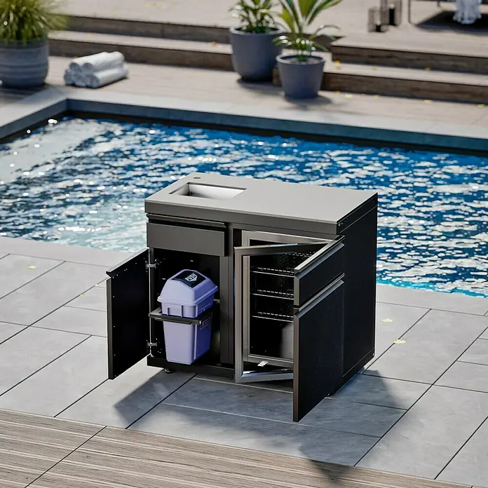 Kingstone Cube Outdoorküchen-Modul Spüle & Kühlschrank - Schwarz, B x T x H: 100 x 58 x 90 cm, Stahl, Edelstahl, Sintered Stone - Bild eines modernen Outdoor-Küchenschranks mit Spüle, Schublade, Kühlschrank und Mülleimer vor einem Pool.