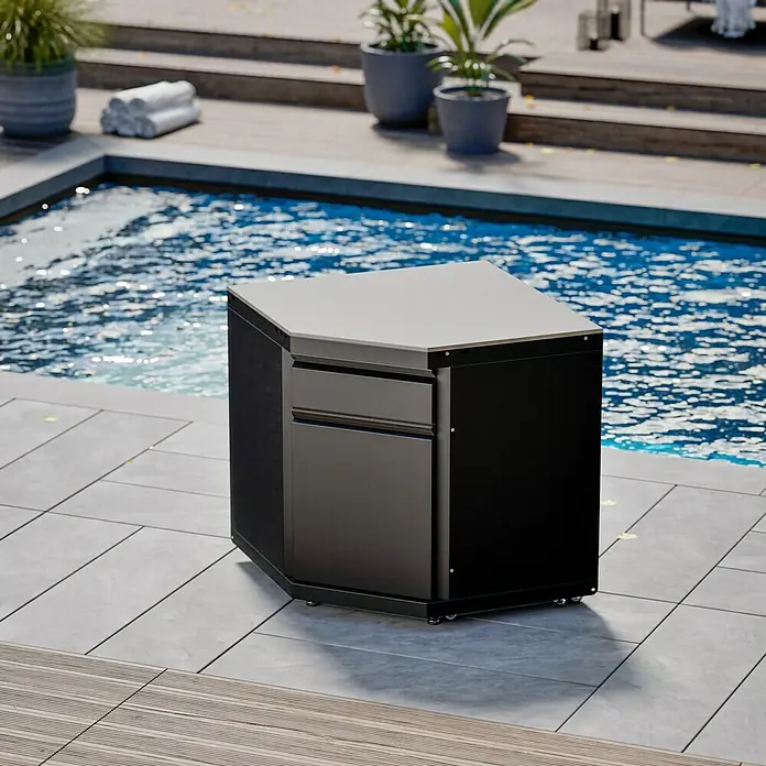 Kingstone Cube Outdoorküche - 4 -tlg., Stahl, Sintered Stone, Schwarz, Material Grillfläche: Gusseisen, Anzahl Brenner: 7 Stk. - Eleganter Outdoor-Küchenschrank mit Schublade und grauem Oberteil. Ideal für stilvolle Gartengrillplätze und Poolbereiche.