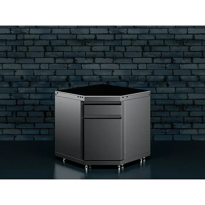 Kingstone Cube Outdoorküchen-Modul Ecke - Schwarz, B x T x H: 58 x 58 x 90 cm, Stahl, Sintered Stone - Ein einzelner, grauer Werkstattschrank mit Schubladen steht vor einer dunklen Ziegelwand. Ideal für Werkstatt & Garage.