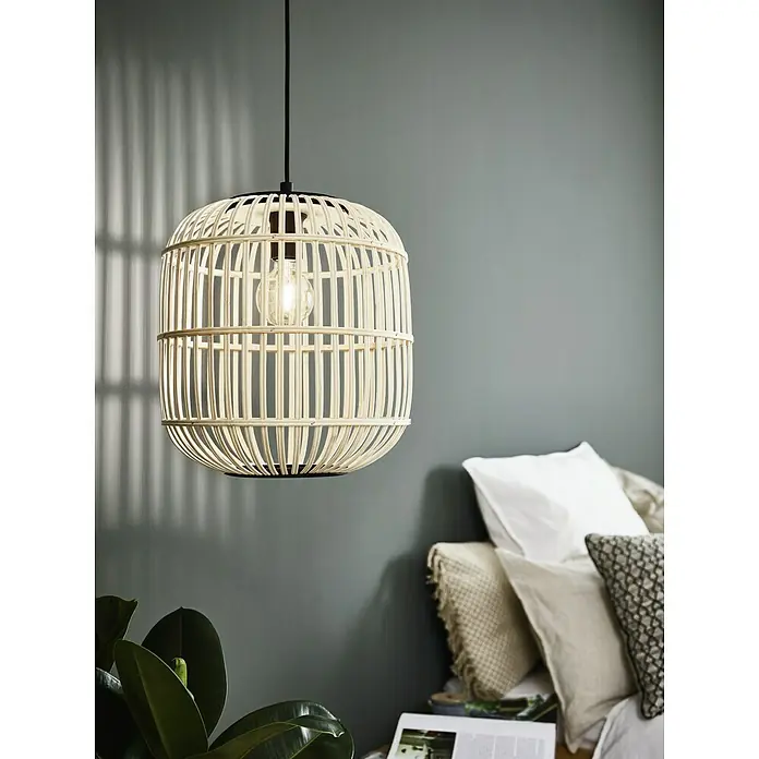 Eglo Bordesley Lámpara colgante redonda - Ø x Al: 350 mm x 110 cm - Un interior elegante con una lámpara colgante de ratán que emite un brillo cálido. La lámpara está situada sobre una cama con almohadas.