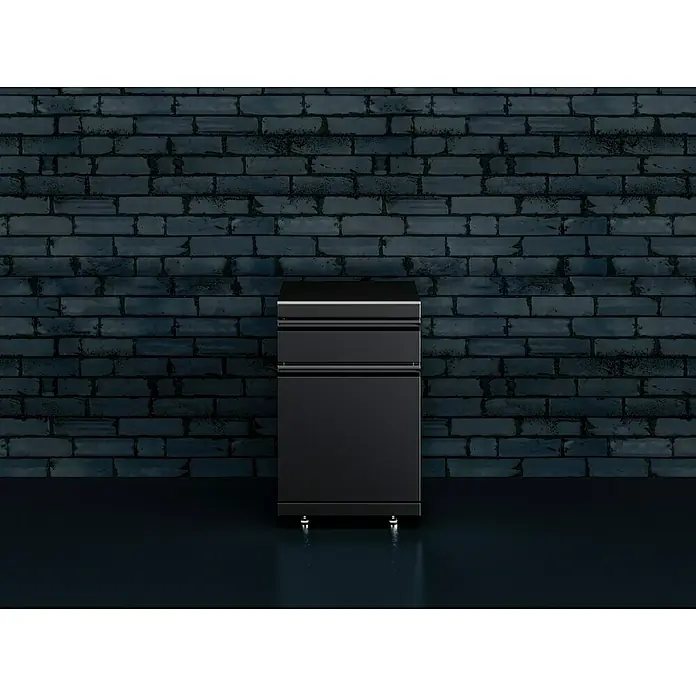 Kingstone Cube Outdoorküchen-Modul Basisschrank - Schwarz, B x T x H: 58 x 58 x 90 cm, Stahl, Sintered Stone - Ein schwarzer, rollbarer Küchenschrank mit Schubladen vor einer Ziegelwand. Das Möbelstück ist modern und minimalistisch gestaltet.