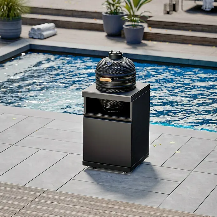 Kingstone Cube Holzkohlegrill Kamado - Durchmesser Grillfläche: 38 cm, Schwarz - Der schwarze Keramikgrill auf einem passenden schwarzen Unterschrank steht elegant am Pool und lädt zum Grillen ein.