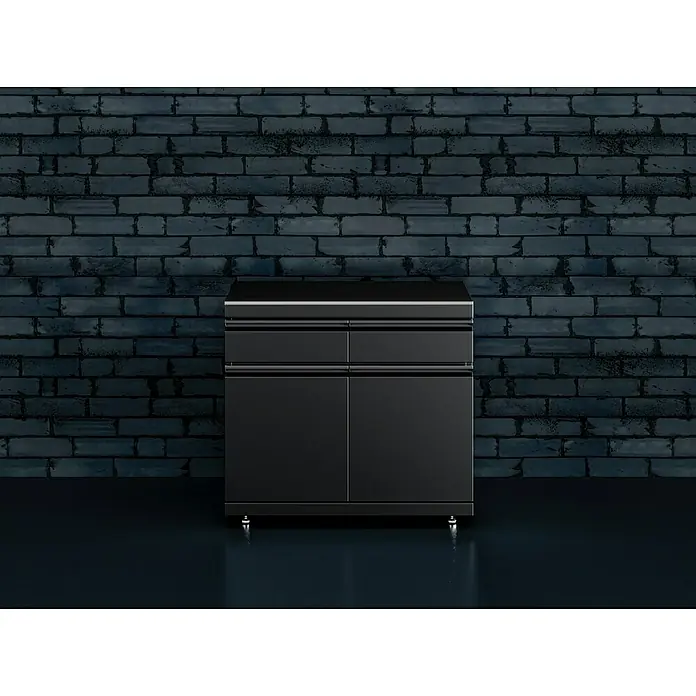 Kingstone Cube Outdoorküchen-Modul Doppelschrank - Schwarz, B x T x H: 100 x 58 x 90 cm, Stahl, Sintered Stone - Schwarzer Küchenschrank mit Schubladen und Türen vor einer dunklen Ziegelwand.