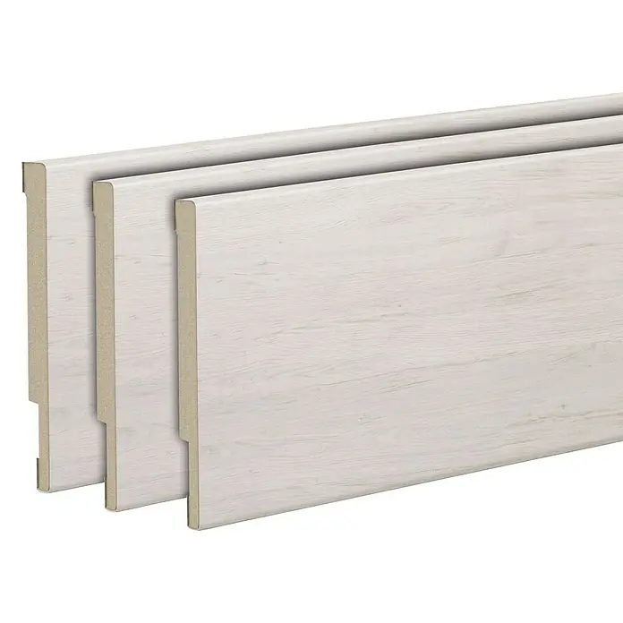 Solid Elements Recrecido extensible - 4 x 220 cm, Quebec Gris, 3 ud. - Tres rodapiés blancos con textura de madera apilados para su instalación, proporcionando una transición limpia entre pared y suelo.