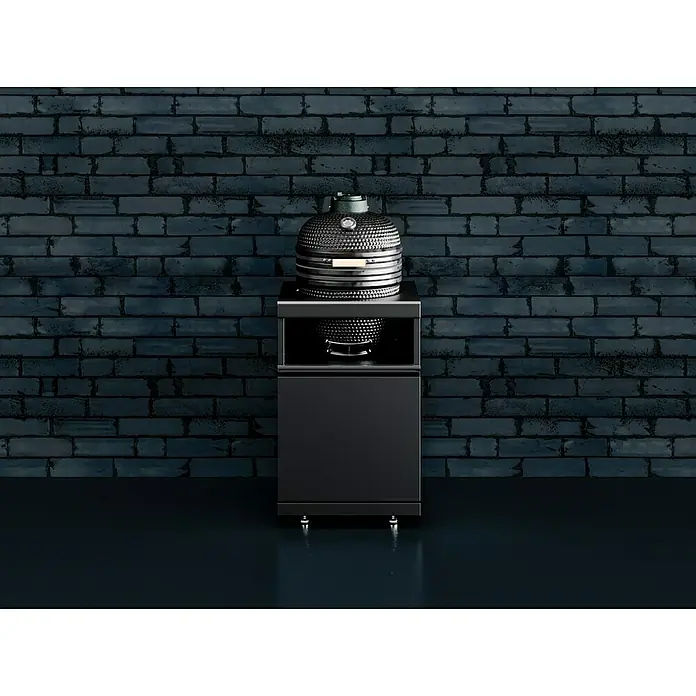 Kingstone Cube Holzkohlegrill Kamado - Durchmesser Grillfläche: 38 cm, Schwarz - Schwarzer Keramikgrill auf einem passenden Unterschrank vor einer dunklen Ziegelwand, ideal für stilvolles Grillen im Freien.