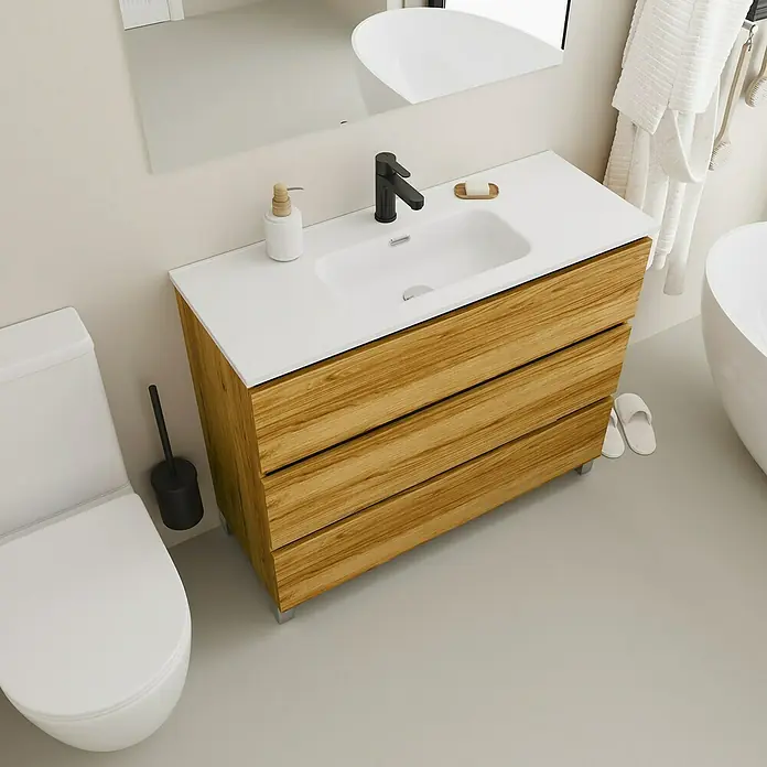 Conjunto de mueble de baño Inter F39 - Ancho: 100 cm, Roble, 3 pzs. - Un tocador de baño con textura de madera con un lavabo de encastre blanco bajo un espejo, colocado junto a un inodoro.
