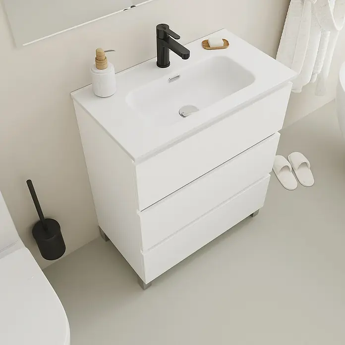 Conjunto de mueble de baño Inter F39 - Ancho: 70 cm, Blanco, 3 pzs. - La foto muestra un mueble de baño con lavabo, grifo y dispensador de jabón. Las toallas y las zapatillas completan el conjunto.