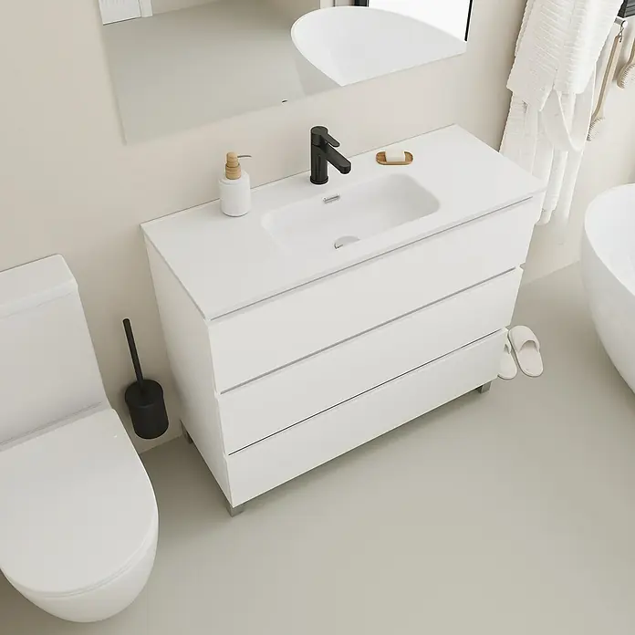 Conjunto de mueble de baño Inter F39 - Ancho: 100 cm, Blanco, 3 pzs. - Cuarto de baño luminoso con tocador blanco con cajones, inodoro y elegante grifo negro bajo un espejo.