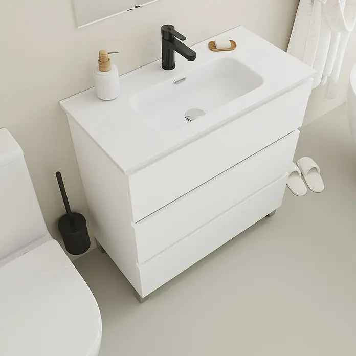Conjunto de mueble de baño Inter F39 - Ancho: 80 cm, Blanco, 3 pzs. - Primer plano de un mueble de baño blanco con tres cajones, un grifo negro y un dispensador de jabón.