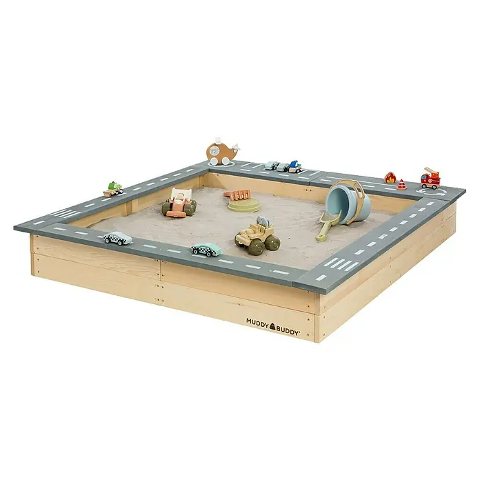 Muddy Buddy Sandkasten Highway Hero - L x B x H: 135 x 125 x 20 cm, Holz - Ein hölzerner Sandkasten mit einer aufgemalten Straße und Spielzeugfahrzeugen.