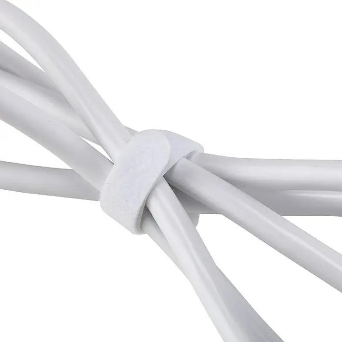 Blaupunkt Steckdosenleiste - 4-fach, 2 USB-Anschlüsse, Weiß, Kabellänge: 2 m, Mit Schalter - Detailaufnahme eines weißen Kabels mit Klettband zusammengebunden.