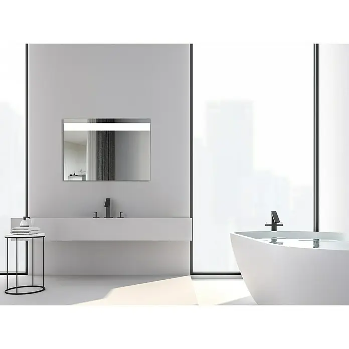 DSK Lichtspiegel Chrystal Light - 50 x 70 cm, Leuchtmittel - Elegantes Badezimmer mit freistehender Badewanne und modernem Waschtisch mit beleuchtetem Spiegel.