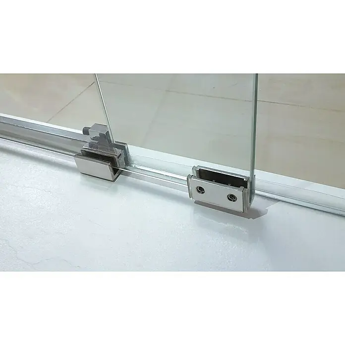 GME Mampara de ducha frontal Vetrum - 175 x 201 cm, Espesor de vidrio: 10 mm, Cromo - Primer plano de una puerta corredera de vidrio con herrajes de color plateado, montada sobre una superficie blanca lisa.