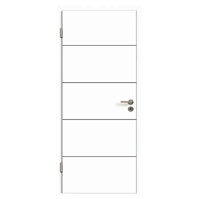 Kilsgaard Zimmertür 14/14 - 735 x 1.985 mm, DIN Anschlag: Links, Weiß lackiert, ähnlich RAL 9010, Röhrenspan, Schwarze V-Fugen - Abbildung einer weißen Innentür mit horizontalen Linien und einem silberfarbenen Türgriff. Eine moderne Tür für Ihr Zuhause.
