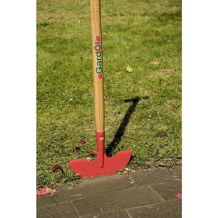 Gardol Rasenkantenstecher - Arbeitsbreite: 22 cm, T-Stiel, Mit Tritt - Gardol Rasenkantenstecher im Rasen.