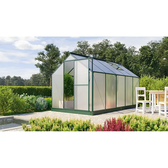Vitavia Gewächshaus Eos 7500 - Außenmaß inkl. Dachüberstand (B x T): 197,7 x 377 cm, 4 mm, Smaragd - Geräumiges Gewächshaus im Garten mit klaren Paneelen und grünem Rahmen, umgeben von üppigem Grün und einem Sitzbereich im Freien.