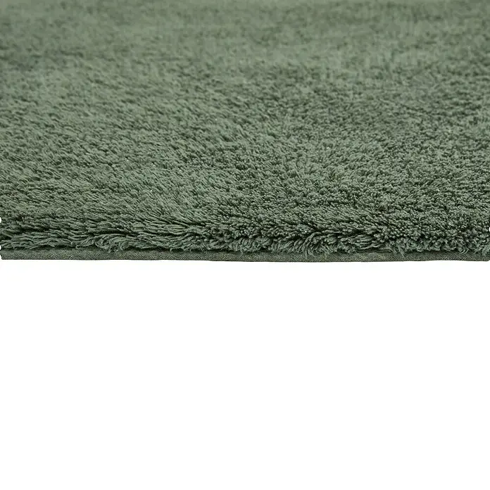 Badteppich Ibiza - 60 x 100 cm, Grün, 100% Baumwolle - Detailansicht eines grünen Teppichs mit hoher Florhöhe, der Weichheit und Komfort vermittelt. Perfekt, um Wärme und Textur in jeden Raum zu bringen.