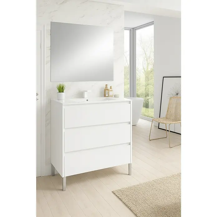 Mueble bajo de lavabo Alexa - L x An x Al: 45 x 80 x 85 cm, Blanco - Interior de baño con mueble de lavabo blanco con cajones, espejo cuadrado y suelo de madera clara.