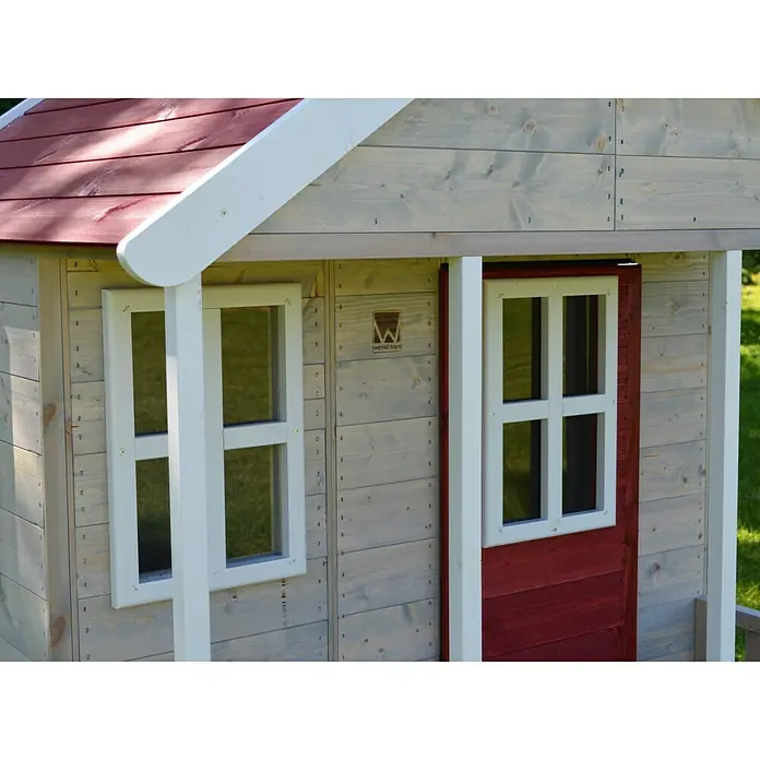 Wendi Toys Spielhaus Fuchs - L x B x H: 120 x 120 x 155 cm, Holz, Natur/Rot - Detailansicht eines Holzspielhauses mit roten Akzenten, weißen Fensterrahmen und einer einladenden Atmosphäre.