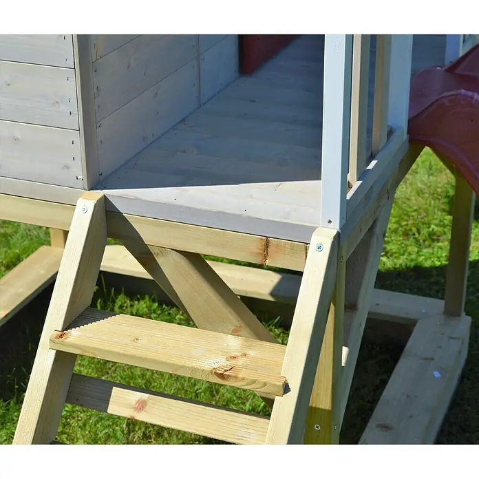 Wendi Toys Spielhaus Alpaka - Glas, Natur/Rot - Nahaufnahme eines Spielhauses aus Holz mit Treppe, ideal für Kinder zum Spielen und Klettern im Garten.