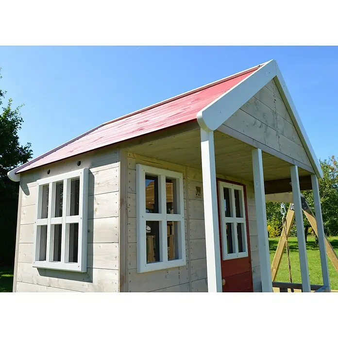 Wendi Toys Spielhaus Alpaka - Glas, Natur/Rot - Detailansicht eines Holzspielhauses mit rotem Dach und weißen Fensterrahmen. Das Haus steht auf einer grünen Wiese.