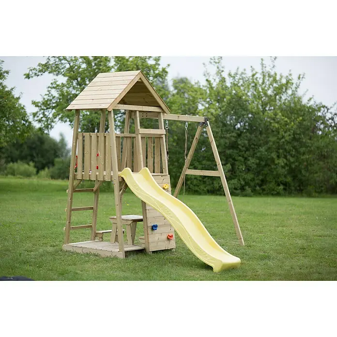 Wendi Toys Kinderspielturm Pelikan - Natur/Gelb - Ein hölzerner Spielturm mit gelber Rutsche, Kletterwand und Schaukel vor dem Hintergrund eines grünen Gartens für Kinder.