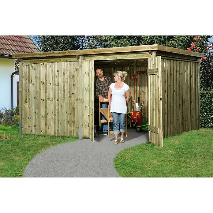 Weka Gerätehaus 607/4 - Außenbreite inkl. Dachüberstand: 408 cm, Außentiefe inkl. Dachüberstand: 318 cm, Holz, Natur - Ein geräumiger Holzschuppen mit offenstehenden Türen, der einen Einblick auf Gartengeräte und zwei Personen gewährt.