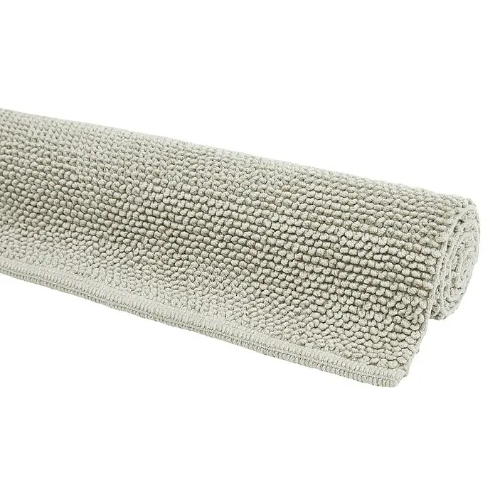 Badteppich Atlanta - 60 x 100 cm, 100% Baumwolle - Ein aufgerolltes, hellgraues Bademattenprodukt mit einer strukturierten Oberfläche, ideal für Badezimmer.