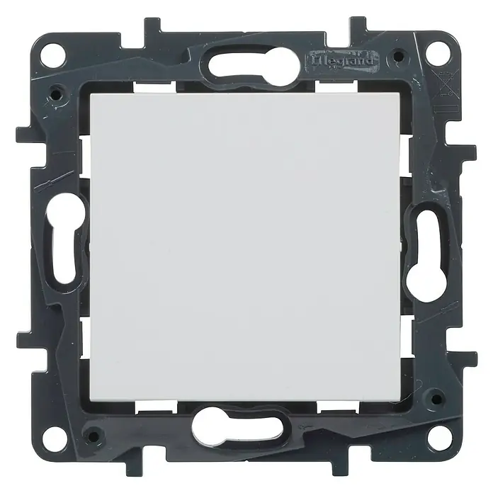 Legrand Niloé Step Conmutador - Blanco, Colocar, IP44 - Primer plano de un interruptor Legrand con un diseño blanco y sencillo, ideal para interiores modernos.